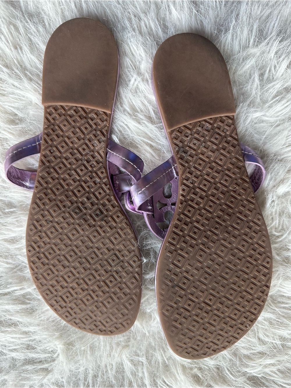 Tory Burch Iridescent Purple Miller Logo Thong Sandals eggplant patent leather - Picture 2 of 13